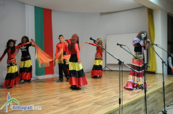 Ритми и песни от българския и ромския фолклор на сцената на малкия салон на читалище „Христо Ботев”
