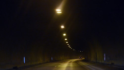 Кабели и мазилка в тунел "Витиня" са паднали върху автобус