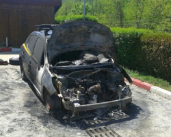 Три автомобила горяха тази нощ