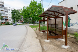 Русенска фирма изработи и монтира новите автобусни спирки в Ботевград 
