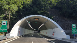 Движението в района на тунел "Ечемишка" да се извършва с повишено внимание и съобразена скорост, поради влошени метеорологични условия