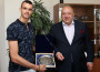 Министър Кралев връчи почетен плакет на медалиста от Световното по олимпийско таекуондо Владимир Далаклиев