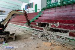 Започна демонтирането на основната трибуна на спортна зала “Георги Христов“