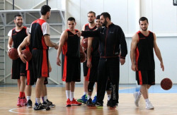 Баскетболистите с две контроли в Македония