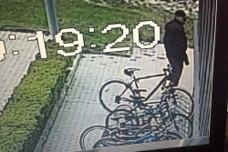 Камери заснеха нагла кражба на велосипед пред „Арена Ботевград“