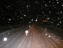 На Витиня вали сняг, кола се обърна край пътя