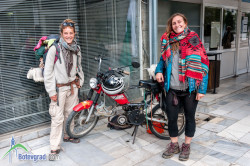 Пътешественички от Франция подариха мотопед на общината 