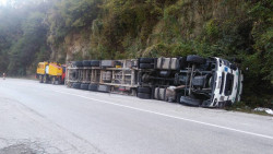   Турски ТИР, натоварен с машини, се преобърна на Витиня