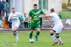 Футболистите с равен у дома