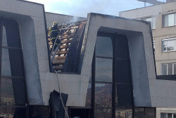 Запали се покривът на бившия Дом на техниката