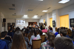 Ученици от ППМГ “Акад. проф. д-р Асен Златаров” изнесоха открит урок за Мария Кюри в присъствието на гости от РУО