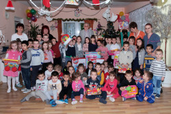 Десет детски градини с дарение от Елаците-Мед за Коледа