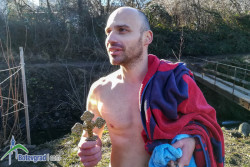 Търсенето на кръста в мътните води на Стара река продължи близо час /актуализирана/