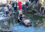 Търсенето на кръста в мътните води на Стара река продължи близо час /актуализирана/