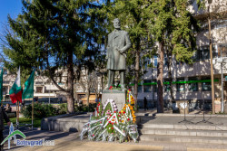 Венци и цветя бяха положени пред паметника на Христо Ботев в Ботевград