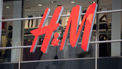 H&M остана без две звезди заради расистка реклама