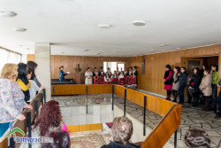 Ученици поздравиха общинската администрация с празника на Баба Марта