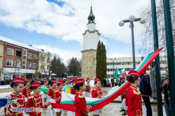 В Ботевград Националният празник започна с издигане на трибагреника 