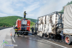Камион се запали в движение на автомагистрала „Хемус”