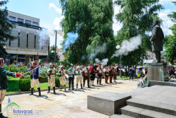 Почетен караул на дружество „Традиция” пред паметника на Христо Ботев в Ботевград