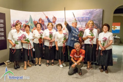 Пенсионери от ботевградския клуб „Детeлина” изнесоха спектакъл-рецитал пред деца и отправиха послания към тях 