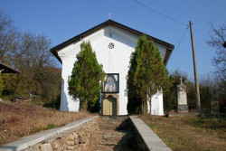 Ремонтираха църквата в Боженица