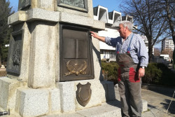 Реставрират войнишкия паметник на площад „Незнаен воин“