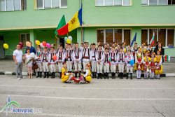 Детски танцов състав от Молдова изнесе концерт в две училища в Ботевград