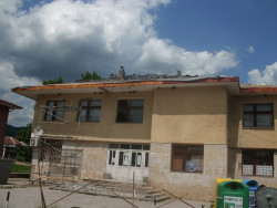 Ремонтираха покрива на бившия битов комбинат в Новачене