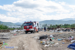 Горяха отпадъци на строителното сметище