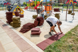 Поставят ударопоглъщаща настилка под съоръженията на новите детски площадки