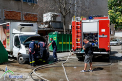 Пожарникари гасиха хладилен бус зад супермаркет в центъра на Ботевград 