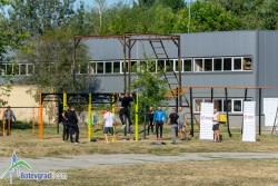 Безплатна професионална тренировка по кросфит се проведе в двора на гимназията