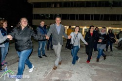 Кандидатите от ПП МИР канят жителите на общината на хоро в центъра на Ботевград /снимки/