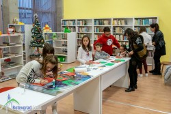 Сръчни деца майсторят с ножица, лепило и хартия в Коледна работилничка на библиотеката