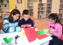 Сръчни деца майсторят с ножица, лепило и хартия в Коледна работилничка на библиотеката