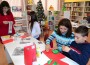 Сръчни деца майсторят с ножица, лепило и хартия в Коледна работилничка на библиотеката