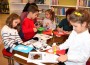 Сръчни деца майсторят с ножица, лепило и хартия в Коледна работилничка на библиотеката