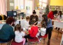 Сръчни деца майсторят с ножица, лепило и хартия в Коледна работилничка на библиотеката