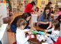 Сръчни деца майсторят с ножица, лепило и хартия в Коледна работилничка на библиотеката