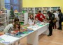 Сръчни деца майсторят с ножица, лепило и хартия в Коледна работилничка на библиотеката