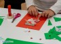 Сръчни деца майсторят с ножица, лепило и хартия в Коледна работилничка на библиотеката