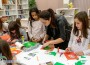 Сръчни деца майсторят с ножица, лепило и хартия в Коледна работилничка на библиотеката