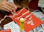 Сръчни деца майсторят с ножица, лепило и хартия в Коледна работилничка на библиотеката