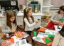 Сръчни деца майсторят с ножица, лепило и хартия в Коледна работилничка на библиотеката