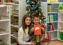 Сръчни деца майсторят с ножица, лепило и хартия в Коледна работилничка на библиотеката
