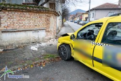 Такси катастрофира на кръстовище в Ботевград