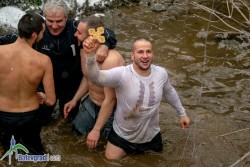Божидар Иванов извади кръста от ледената вода на Стара река