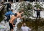 Божидар Иванов извади кръста от ледената вода на Стара река