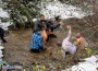 Божидар Иванов извади кръста от ледената вода на Стара река